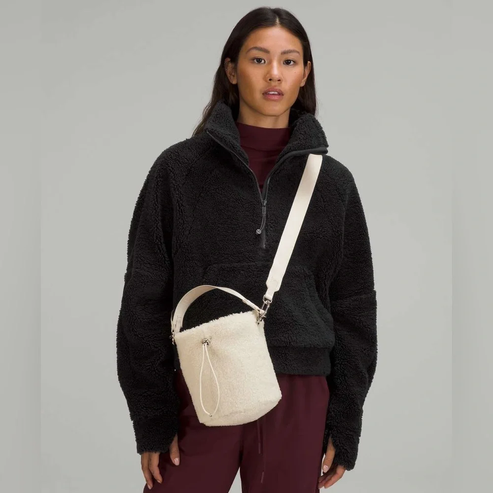 Lululemon • Crossbody Bucket Bag Fleece 2.5L White Opal